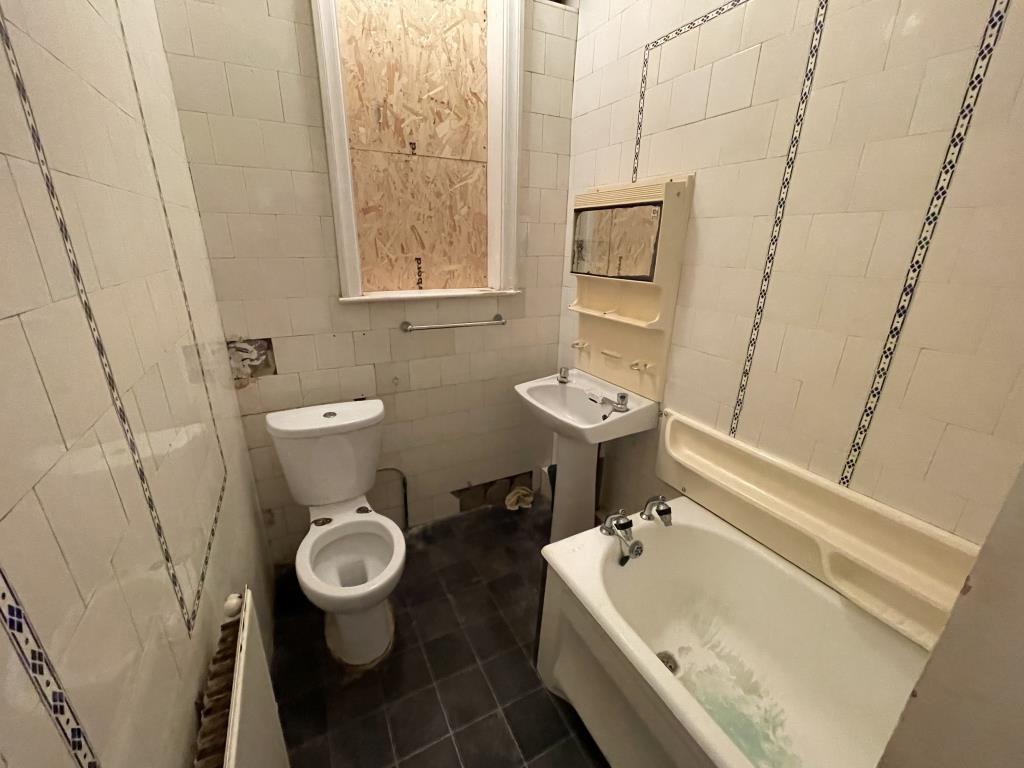 Lot: 27 - SEMI-DETACHED BUNGALOW WITH GARAGE FOR IMPROVEMENT - inside photo of bathroom